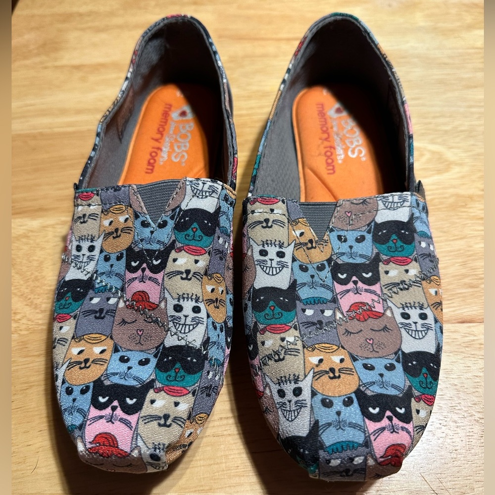 Bobs by Skechers woman’s cat print flats excellent pre owned condition size 7.5